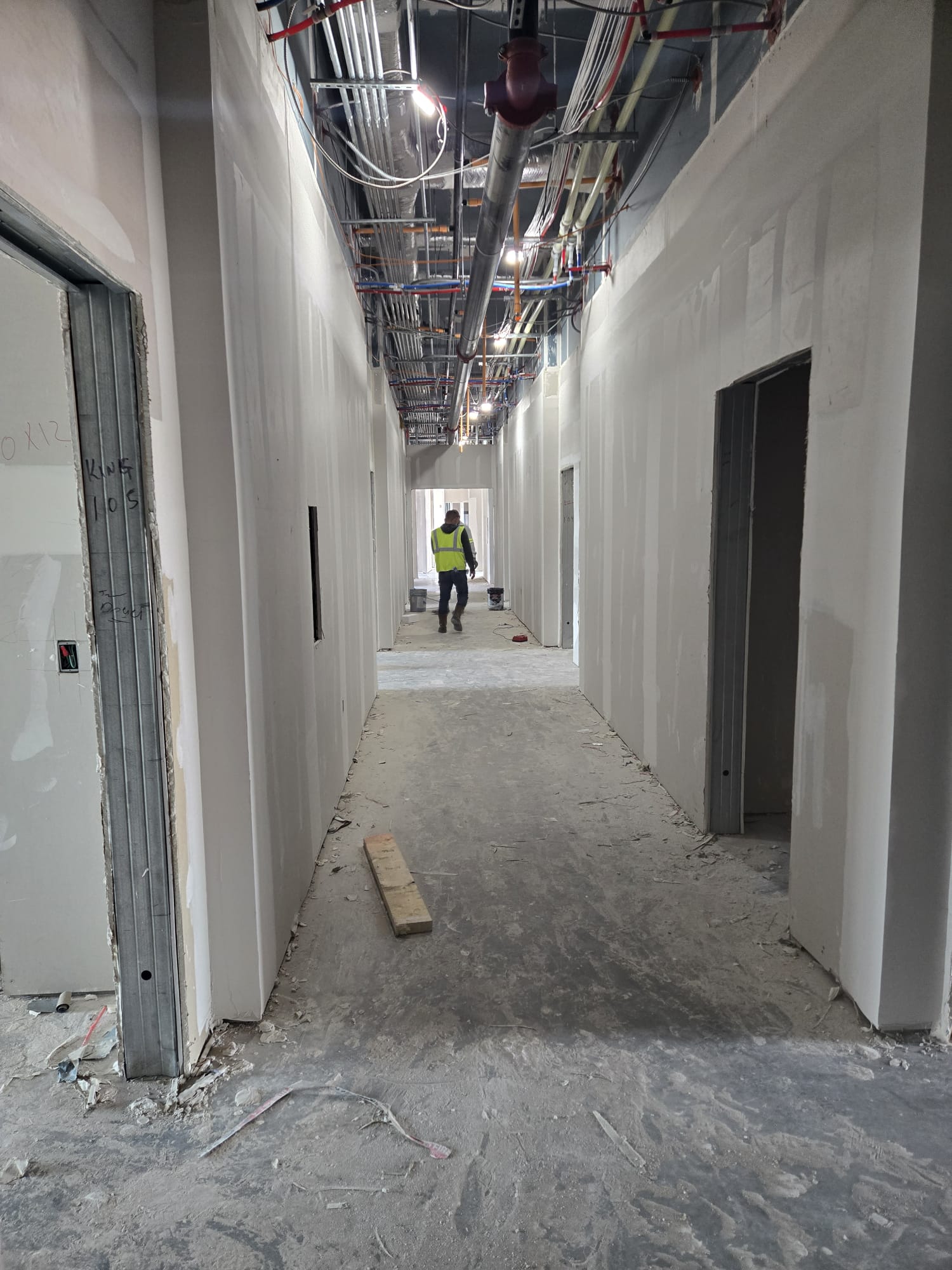 Pasillo comercial con drywall acabado por FB Drywall en el Valle del Rio Grande