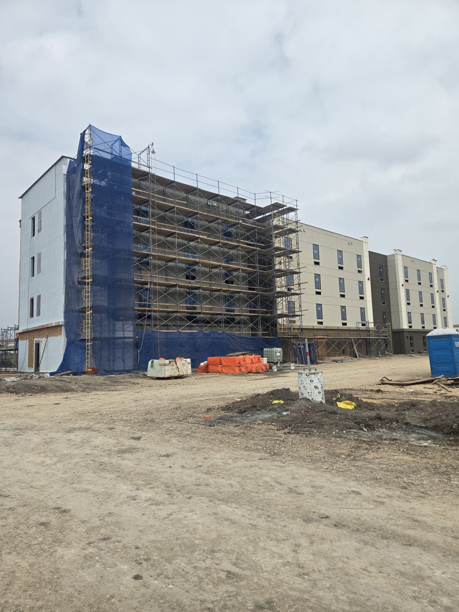 Hotel comercial con drywall y andamio — FB Drywall